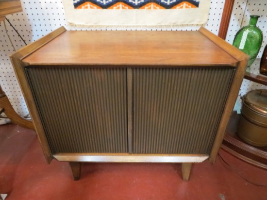 Vintage Mid Century Modern Lane Walnut Cabinet Table/Nightstand – $265